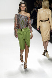 CarolinaHerrera2003WomenRTW18.thumb.jpg.decc8977a30c921ca7e63f7d6ee982c7.jpg