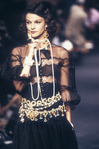 Chanel1982WomenRTW62.thumb.jpg.4c343063f623311237d02cf263438e0e.jpg