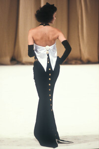 Chanel1988HauteCouture54.thumb.jpg.5642f0461de21a94c9f55c4a5df9ab29.jpg