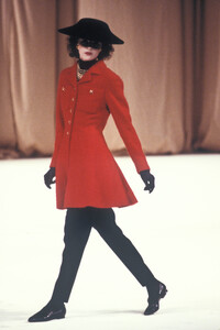 Chanel1988HauteCouture6.thumb.jpg.f9ffa9cf55f52434f11970a2b352f90c.jpg