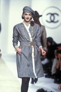 Chanel1988WomenRTW18.thumb.jpg.9254e2e01190e9cd2c040f05e84b5808.jpg