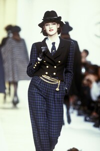 Chanel1988WomenRTW23.thumb.jpg.efeaffe6bf4f731e0bcad2010b9702d0.jpg