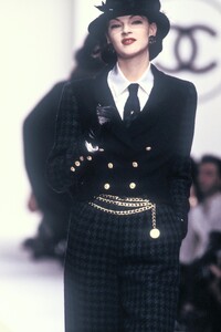 Chanel1988WomenRTW24.thumb.jpg.20a61173407fdb9273de0808834ce16b.jpg