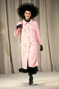 Chanel1989HauteCouture1.thumb.jpg.71490aecb2d8e89c972b176102c79e96.jpg