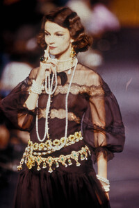 Chanel1989HauteCouture100.thumb.jpg.fa5ef502478a216aa6be178a1c8d3024.jpg