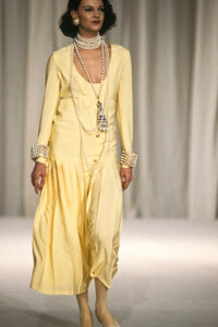 Chanel1989HauteCouture109.thumb.jpg.3825fbc30a4aec86d6448a70cf245fcd.jpg