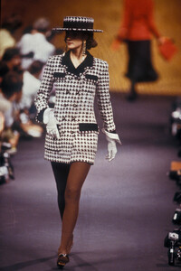 Chanel1989HauteCouture118.thumb.jpg.35707849339c032e8d07a8d4e0eddd85.jpg