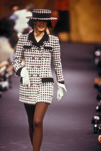 Chanel1989HauteCouture119.thumb.jpg.6d874ba193b2fe5ac9a84f9796afd16d.jpg