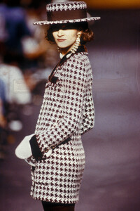 Chanel1989HauteCouture121.thumb.jpg.d92b9cbbf59689eebd5c782f1354f94b.jpg