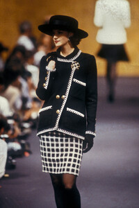 Chanel 1989 Haute Couture 14.jpg