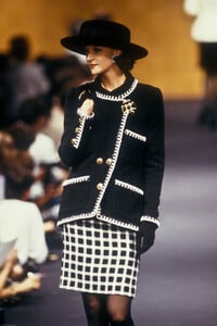 Chanel 1989 Haute Couture 15.jpg