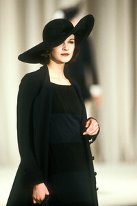 Chanel1989HauteCouture41.thumb.jpg.0ca4c8c15ca9f21d9054df1898491921.jpg