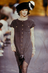 Chanel1989HauteCouture61.thumb.jpg.ff0327f66d042f8c90c9366dbb3e5a44.jpg