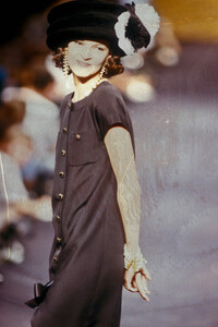 Chanel1989HauteCouture63.thumb.jpg.ad0ddeb3a9cde9d99c39c375e9d37bc7.jpg