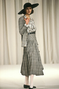 Chanel1989HauteCouture66.thumb.jpg.63d1b029313d5abed2184f9ee25d0b9d.jpg