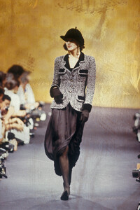 Chanel1989HauteCouture73.thumb.jpg.cf1ebc4fca782c8122372fd9c950dac3.jpg