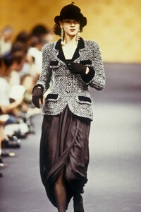 Chanel1989HauteCouture74.thumb.jpg.5ec1b40e289bb0aaf0a17eb8b087d302.jpg