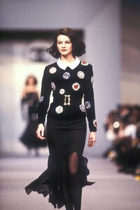 Chanel1989WomenRTW100.thumb.jpg.1534a407abec8c980f355ac62e7ae648.jpg