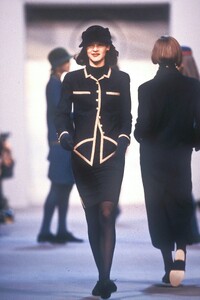 Chanel1989WomenRTW117.thumb.jpg.2af1a906c59f0667c96d3d3fcc083dbb.jpg