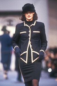 Chanel1989WomenRTW118.thumb.jpg.57a8a4ed42c4e465daaa8a06c83a5f95.jpg