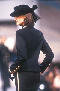 Chanel1989WomenRTW119.thumb.jpg.ac95557257baab8bd8de5114aa2864f1.jpg