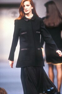 Chanel 1989 Women RTW 120.jpg