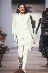 Chanel1989WomenRTW147.thumb.jpg.8b42580b6edbe62850f8ad7693143dbc.jpg