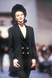 Chanel1989WomenRTW165.thumb.jpg.db78fbcc3dd61327bb3646c621c312c8.jpg