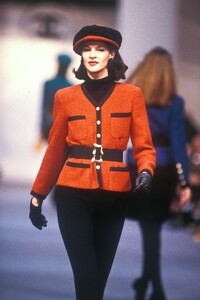 Chanel1989WomenRTW17.thumb.jpg.bc3f99a3db6f002694dcc960f0e1081e.jpg