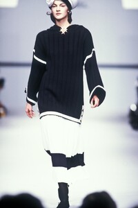 Chanel1989WomenRTW45.thumb.jpg.7c507aab8650e3477743a09f17c7230b.jpg