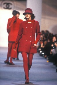 Chanel1989WomenRTW5.thumb.jpg.eb330c6d24c859c4f56a1faa256e783d.jpg