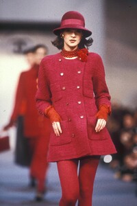 Chanel1989WomenRTW6.thumb.jpg.42fbd339c819495b8f75257dec474183.jpg