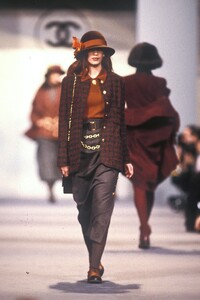 Chanel 1989 Women RTW 61.jpg