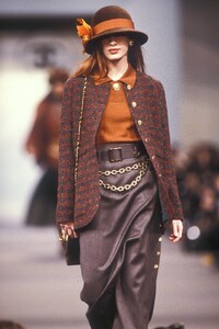 Chanel 1989 Women RTW 62.jpg