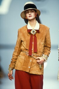 Chanel1989WomenRTW63.thumb.jpg.4f159aa5b14f6e0500fbf8824e10e207.jpg