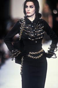 Chanel1992WomenRTW105.thumb.jpg.46dc23761020c58e5e1213fa9a1d90e1.jpg