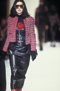 Chanel1992WomenRTW36.thumb.jpg.dabcd9147c4824c30a9a1b8d60d5a211.jpg