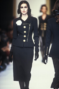 Chanel1992WomenRTW76.thumb.jpg.028d20a616af20bd0107f53925414a47.jpg