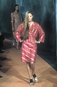 Chanel1999WomenRTW16.thumb.jpg.66b0419dfed2b40cf3d1720e1a5af41a.jpg