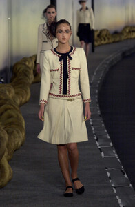 Chanel2001HauteCoutureSS1.thumb.jpg.577134397d8329a1d151d6c0c106a0dd.jpg