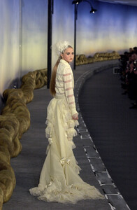 Chanel2001HauteCoutureSS4.thumb.jpg.8afb3bc01e850d6b79fc43f024eb5231.jpg