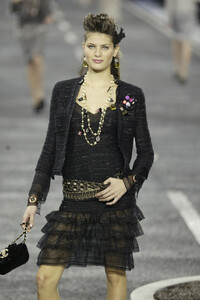 Chanel2004WomenFW39.thumb.jpg.d62057f3b5a16a37efedd60b0be331fa.jpg