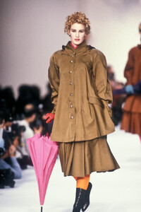 ChantalThomass1990WomenFW114.thumb.jpg.58e8868150b5e986e335a439c5b2adf8.jpg