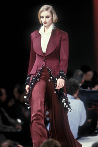 Chloe1989WomenFW16.thumb.jpg.5351670adbfaf2679e4cd7c14d5d58ba.jpg