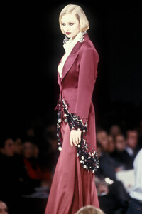 Chloe1989WomenFW18.thumb.jpg.7e8a99ae652119e770766c4061c2968d.jpg