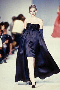 Chloe1991WomenRTW10.thumb.jpg.30f9c6a1a86b850f2a7957bd1f294593.jpg