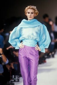 Chloe1991WomenRTW11.thumb.jpg.50345ca08b62fee331240a82c13cc6ee.jpg