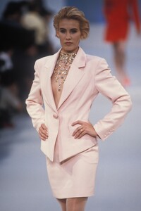 Chloe1991WomenRTW16.thumb.jpg.c2146f7dd8b10e1ab938ac59918e3fdc.jpg