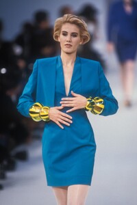 Chloe1991WomenRTW27.thumb.jpg.18937b538d3d484f884e0a0b1dbfa88a.jpg