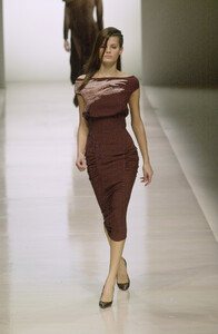 Chloe2001WomenRTW53.thumb.jpg.b7307caba9e721a76c265c9efe6d2ef5.jpg